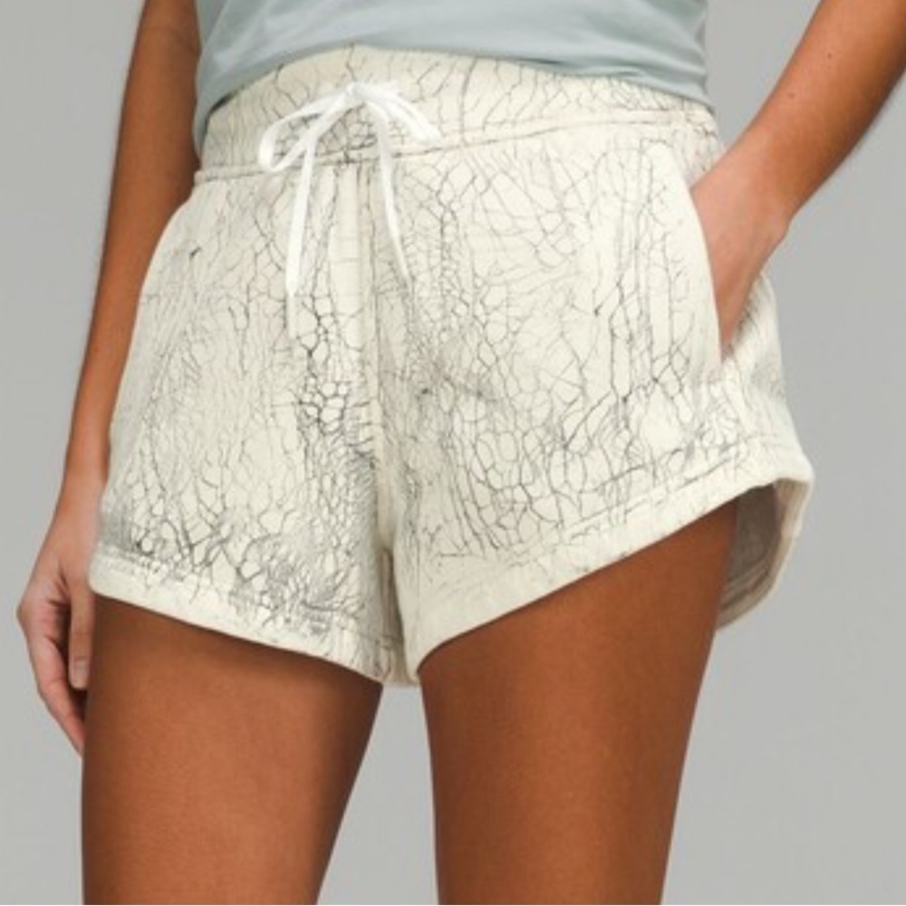 Lululemon Inner Glow High-Rise Shorts 3 Women’s 6 White Marble Pattern